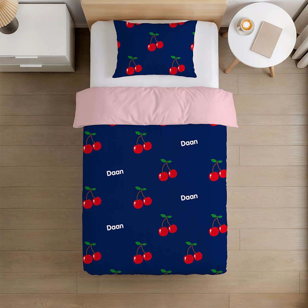 Happy Dekbed Sweet Cherries blauw Dekbedovertrek met Naam– 100% katoen satijn 210TC | incl. 1 kussensloop - Afbeelding 3